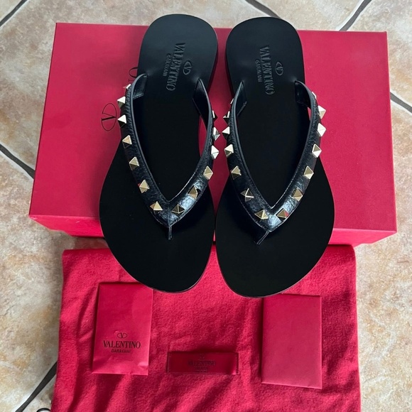 Valentino Garavani Rockstud Leather Flip Flops - Picture 2 of 10